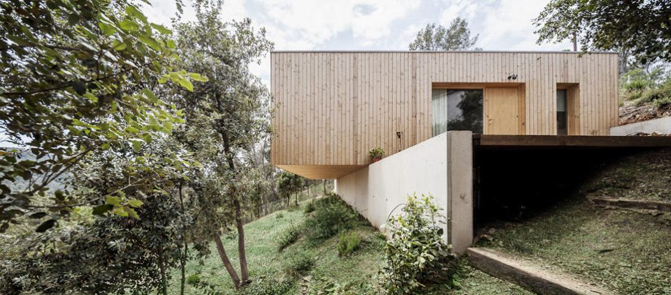 Image of spanish house with green roof insulation